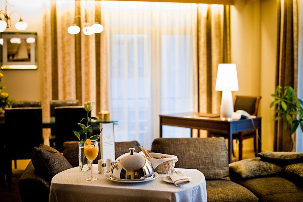 Royal Square Hotel & Suites Рига Стая снимка
