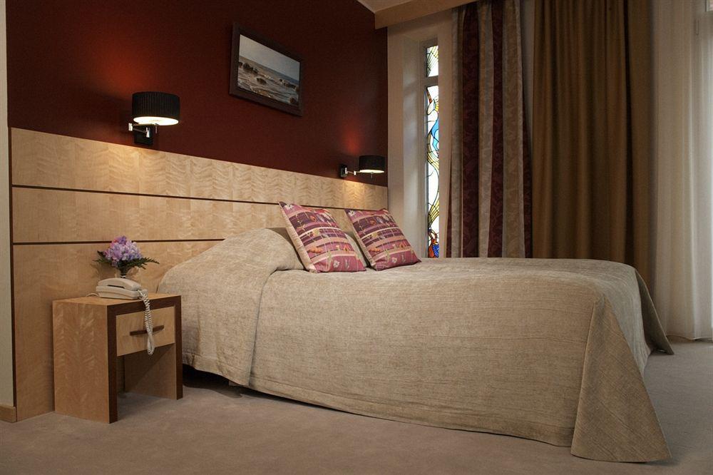 Royal Square Hotel & Suites Рига Стая снимка